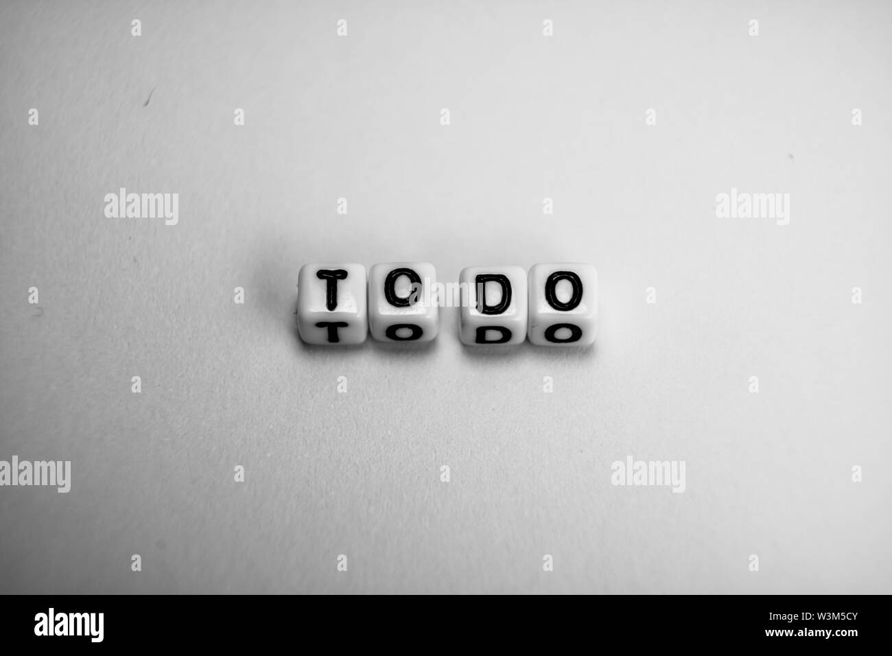 White Cubes mit Word ZU TUN auf weißem Papier Hintergrund und dunkle Schatten Stockfoto