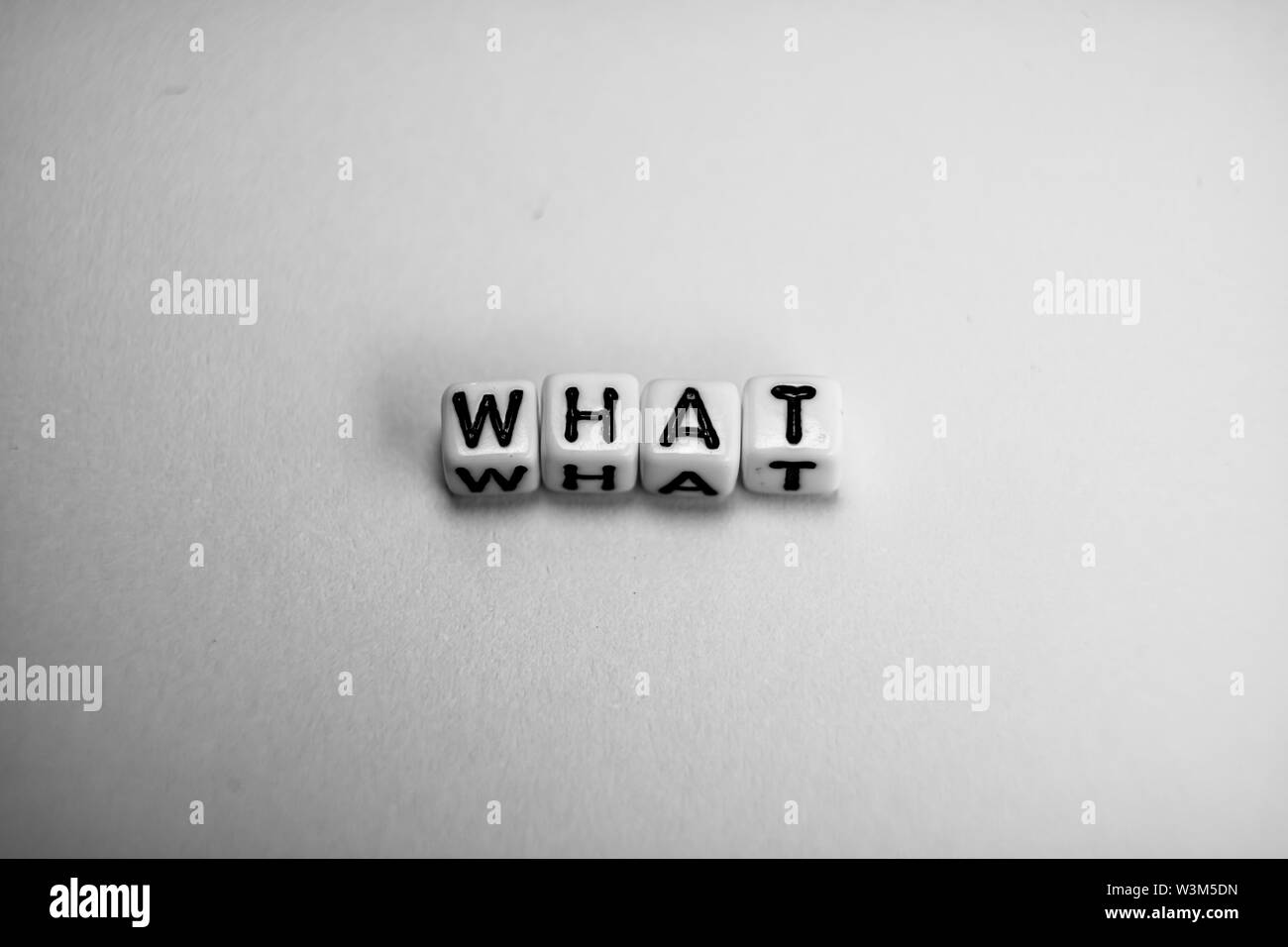 White Cubes mit der Frage, was auf weißem Papier Hintergrund und dunkle Schatten Stockfoto