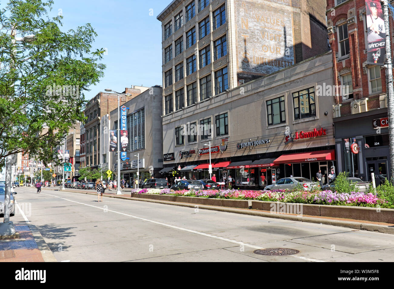 Euclid Avenue Straßenlandschaft in einem neu entwickelten Bereich der Innenstadt von Cleveland, Ohio im Sommer 2019. Stockfoto