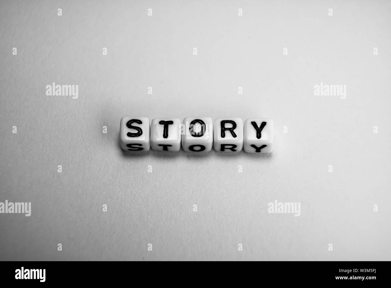 White Cubes mit Word STORY auf weißem Papier Hintergrund und dunkle Schatten Stockfoto