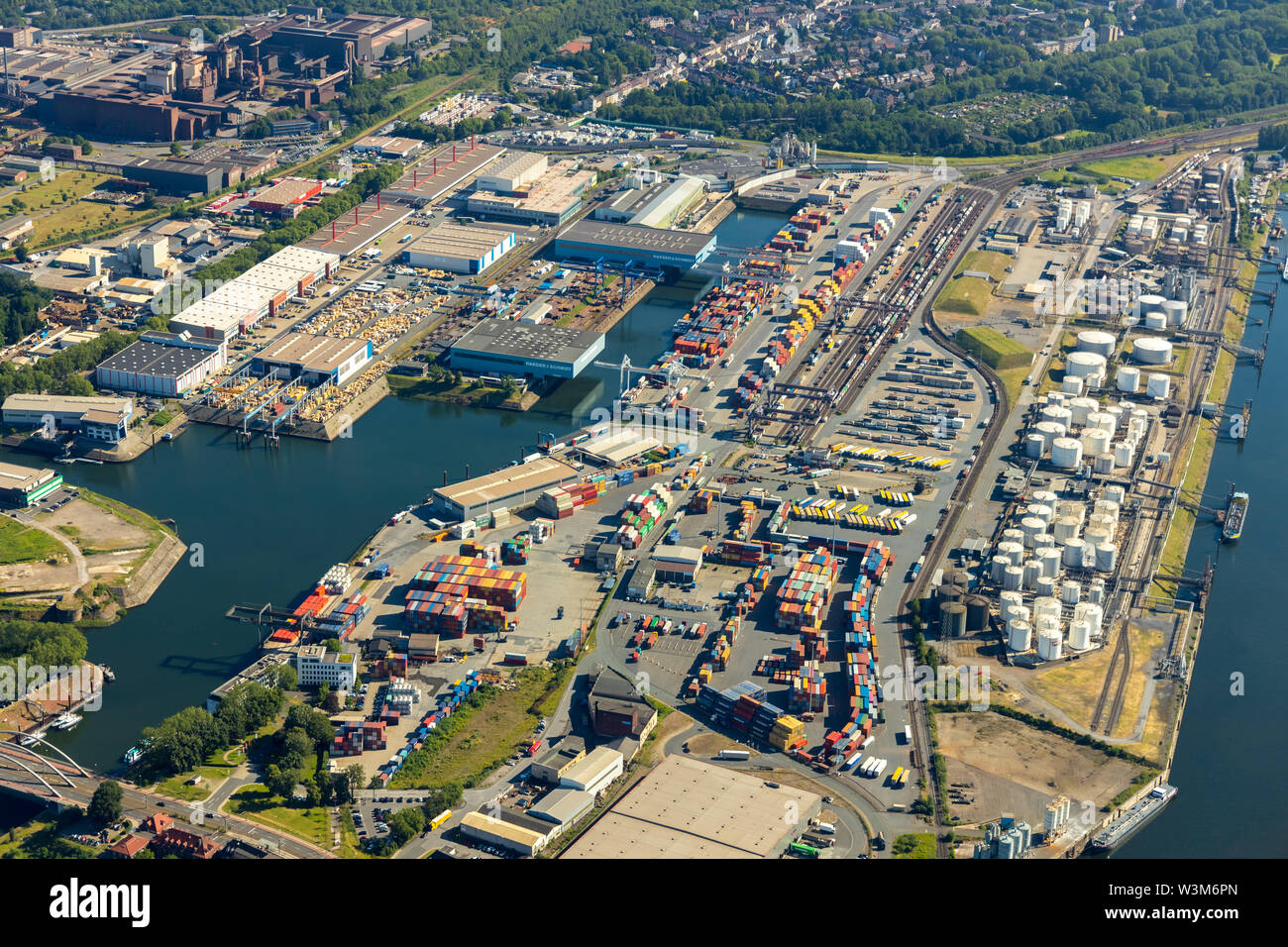 Luftaufnahme der Firma Haeger & Schmidt Logistik im Duisburger Hafen Duisport AG-an-der-Ruhr mit Ruhr Mündung in den Rhein in der Übersicht und de Stockfoto