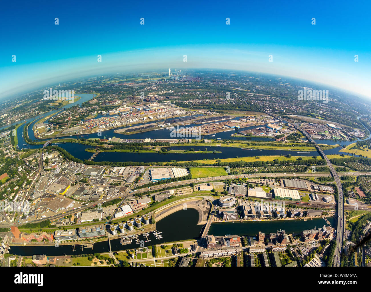 Luftbild wie fisheye Bild der Duisburger Hafen Duisport AG-an-der-Ruhr und Rhein-Herne-Kanal und Innenhafen Duisburg und Holzhafen mit Ruhrmündun Stockfoto