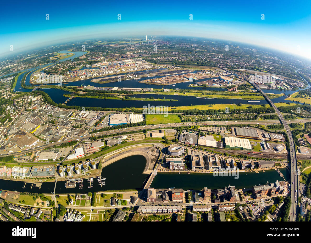 Luftbild wie fisheye Bild der Duisburger Hafen Duisport AG-an-der-Ruhr und Rhein-Herne-Kanal und Innenhafen Duisburg und Holzhafen mit Ruhrmündun Stockfoto