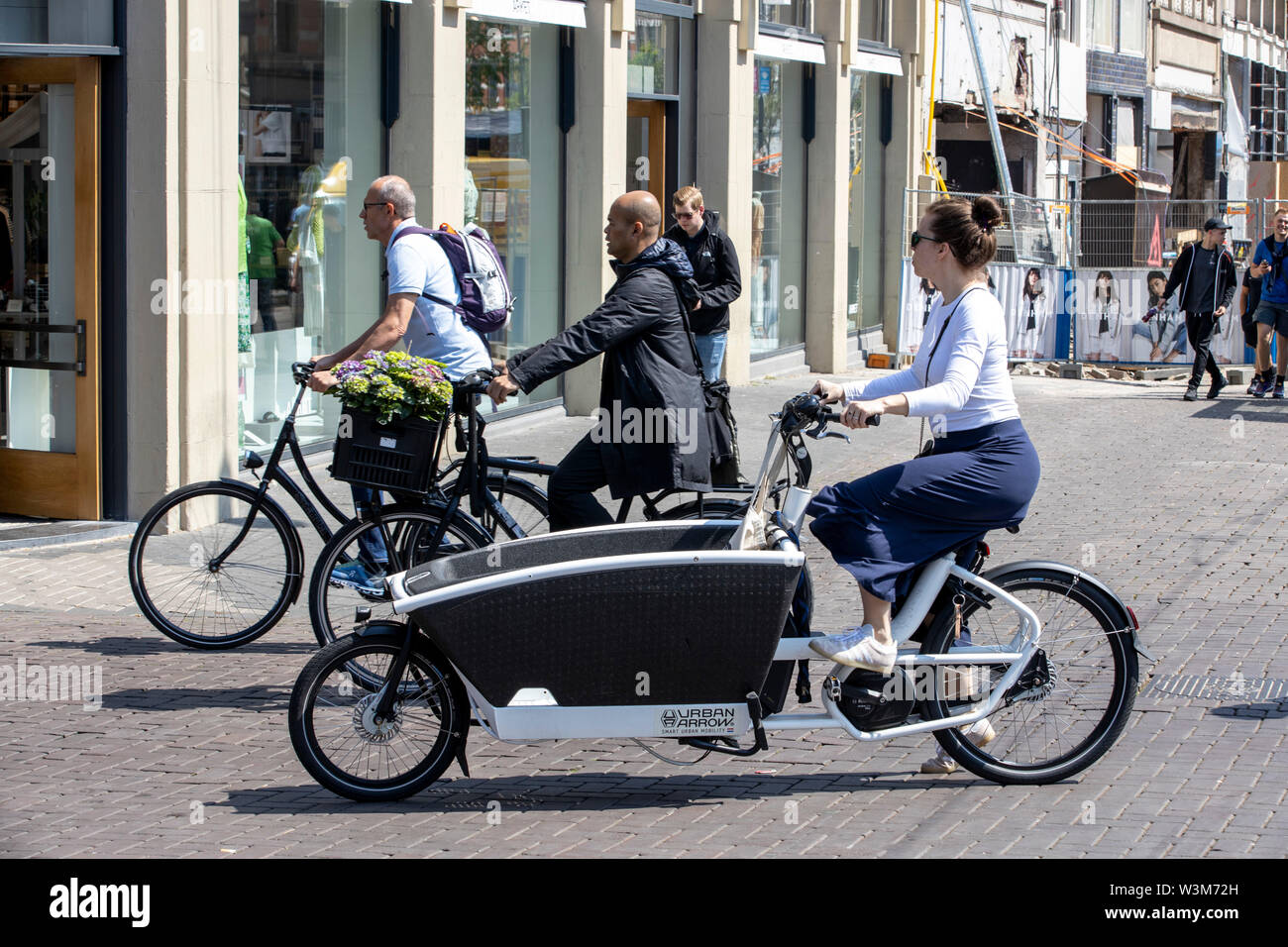 Amsterdam, Niederlande, Innenstadt, Radfahrer mit Last bike, Fahrrad mit  Transportbox Stockfotografie - Alamy