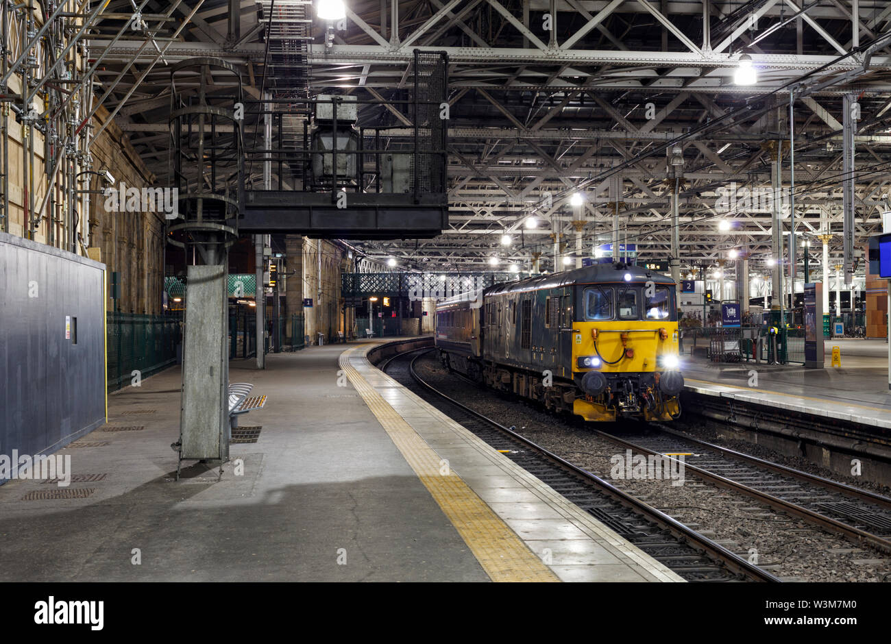 Das Fort William Teil der Highland Caledonian Sleeper Zug warten vom Bahnhof Edinburgh-Waverley abzuweichen. Stockfoto