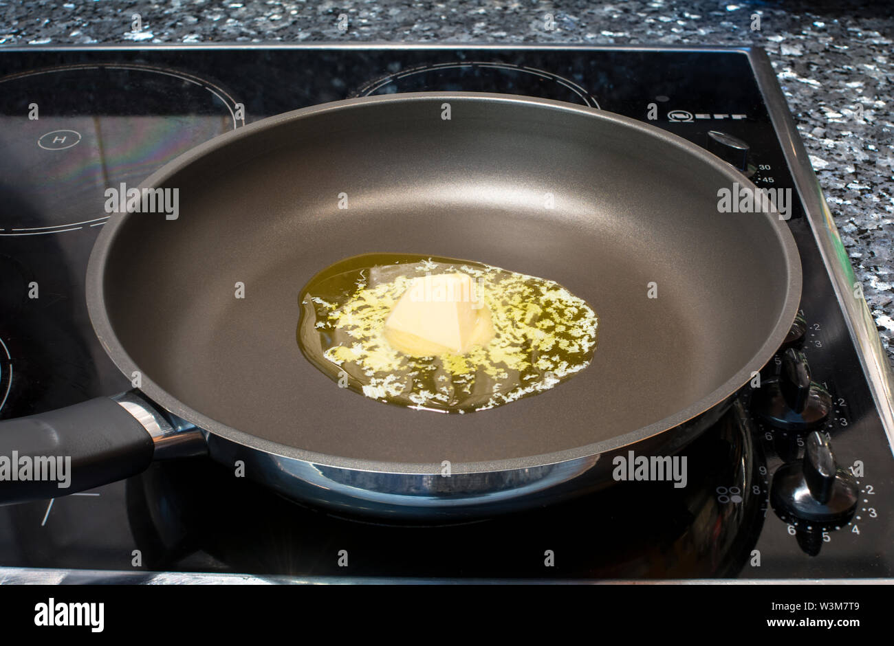 Stückchen Butter in einer Pfanne schmelzen Stockfoto