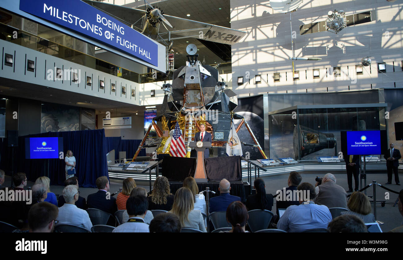 Washington DC, USA. 16. Juli, 2019. NASA-Administrator Jim Bridenstine liefert Erläuterungen während der enthüllung einer Anzeige mit dem Raumanzug von Apollo 11 Astronaut Neil Armstrong am Smithsonian National Air und Space Museum Juli 16, 2019 in Washington, DC. Die Veranstaltung findet im 50. Jahrestag der Einführung der Apollo 11-Mission. Credit: Planetpix/Alamy leben Nachrichten Stockfoto