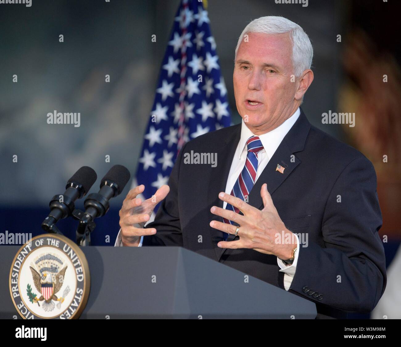Washington DC, USA. 16. Juli, 2019. U.S. Vice President Mike Pence liefert Erläuterungen während der enthüllung einer Anzeige mit dem Raumanzug von Apollo 11 Astronaut Neil Armstrong am Smithsonian National Air und Space Museum Juli 16, 2019 in Washington, DC. Die Veranstaltung findet im 50. Jahrestag der Einführung der Apollo 11-Mission. Credit: Planetpix/Alamy leben Nachrichten Stockfoto