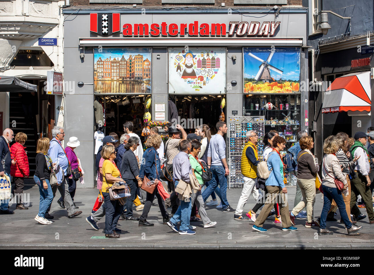 Amsterdam, Niederlande, Downtown, Damrak Straße, Souvenirshop, viele Touristen, Stockfoto