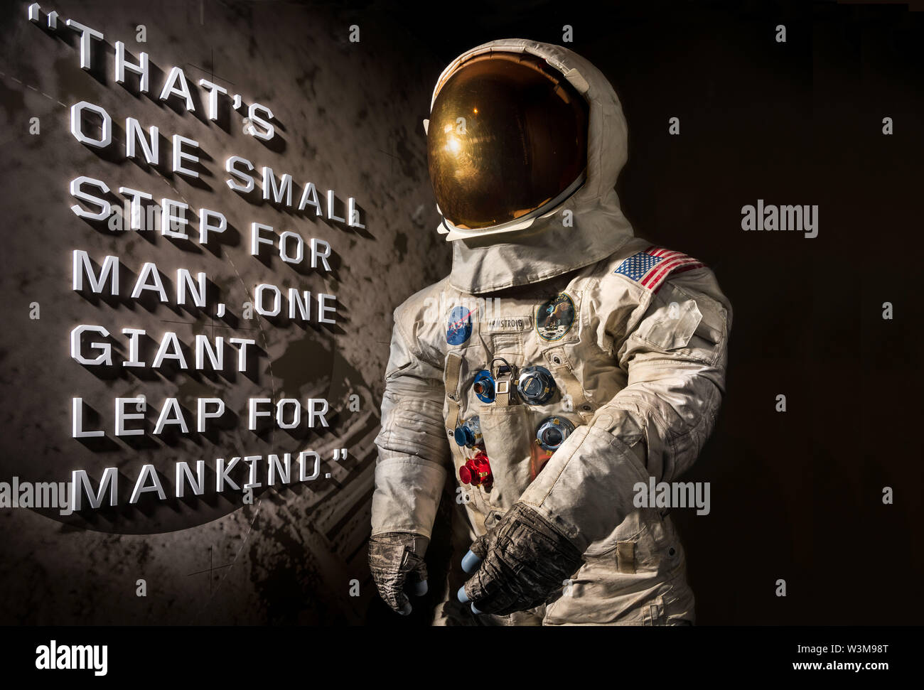 Washington DC, USA. 16. Juli, 2019. Der Druck, eine 7-L, A 19730040000, Apollo 11, die von den Astronauten Neil Armstrong getragen wurde, als er auf dem Mond, die auf der Erfindung der Antenne Alter Galerie des National Air und Space Museum, Juli 12, 2019, Washington, DC ging. Die Ausstellung markiert den 50. Jahrestag der Einführung der Apollo 11-Mission. Credit: Planetpix/Alamy leben Nachrichten Stockfoto