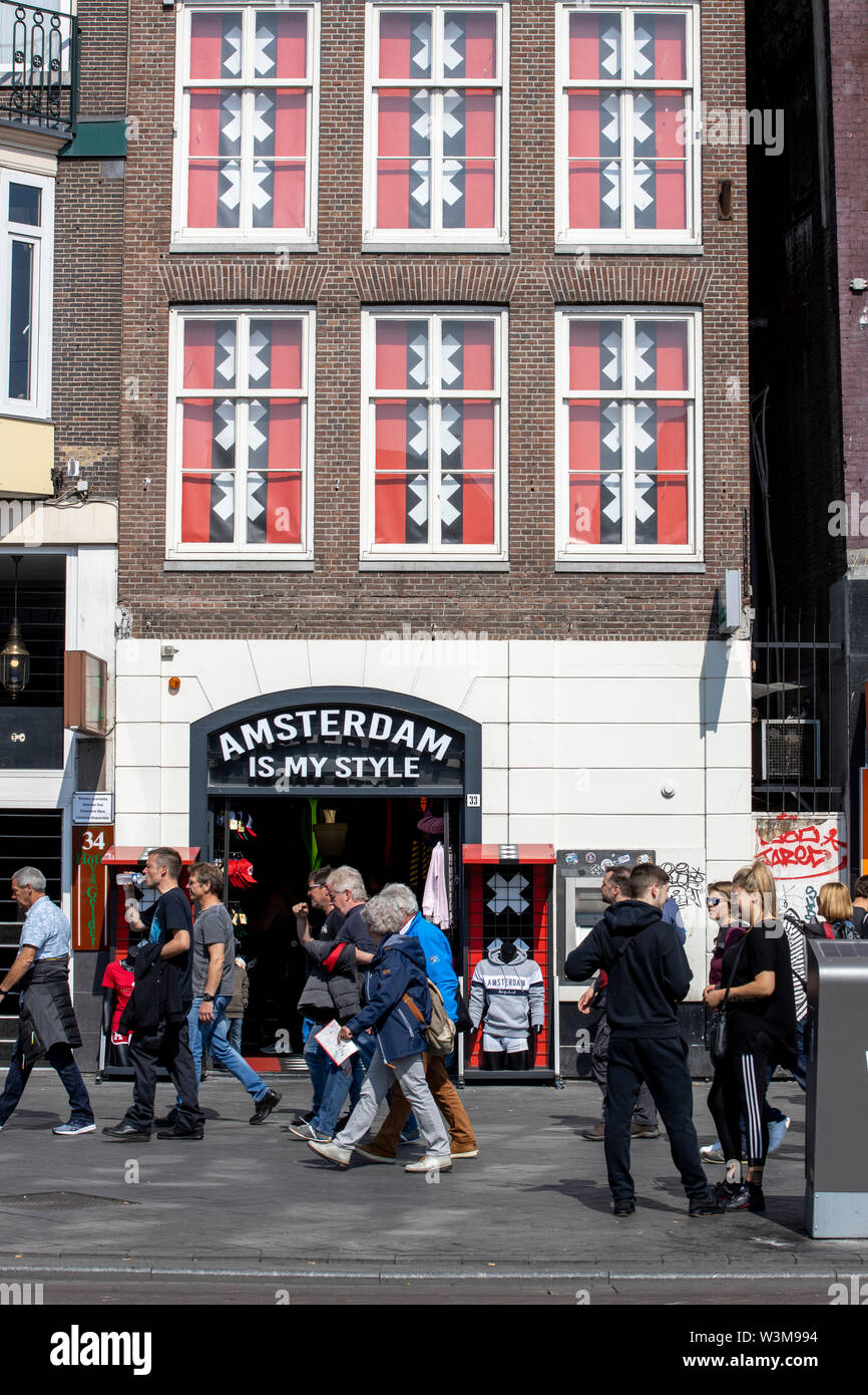 Amsterdam, Niederlande, Downtown, Damrak Straße, Souvenirshop, viele Touristen, Stockfoto
