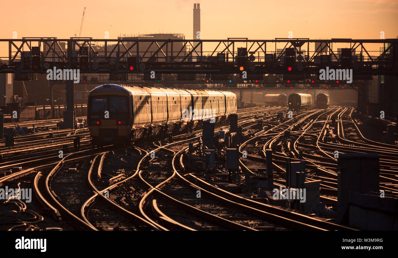 Das südöstliche 465903 beginnt an der London Bridge, die in der aufgehenden Wintersonne während der Hauptverkehrszeit der Londoner Pendler zum Glinting führt Stockfoto