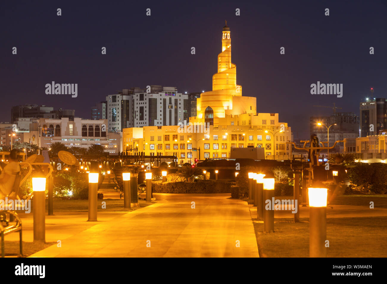 Abdulla Bin Zaid Al Mahmoud Islamisches Kulturzentrum in der Nacht in Doha, Katar Stockfoto