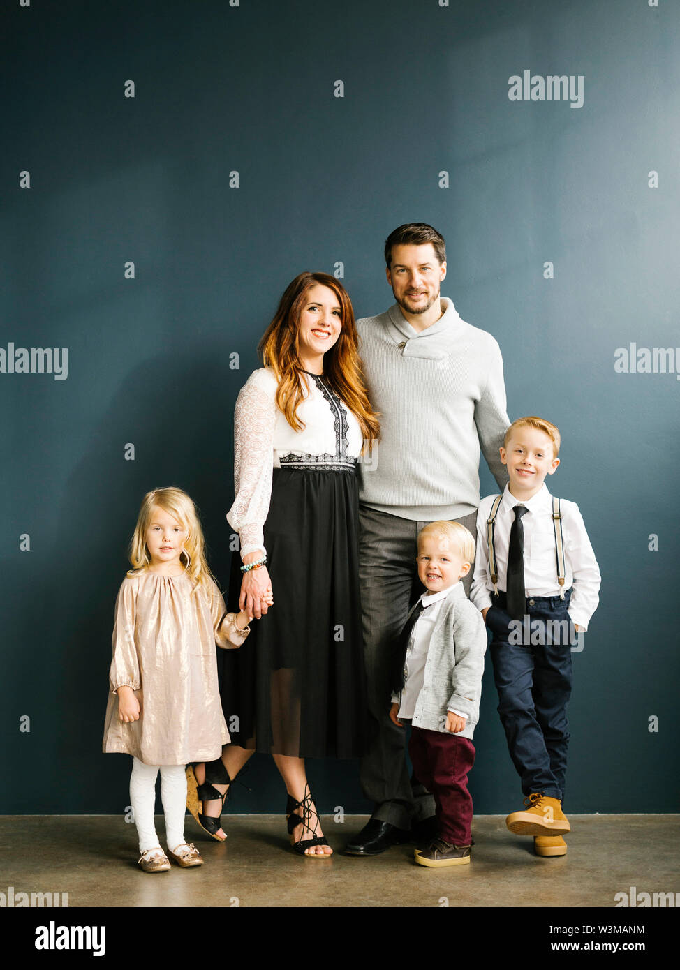 Gut gekleideten Familie mit drei Kindern Stockfoto