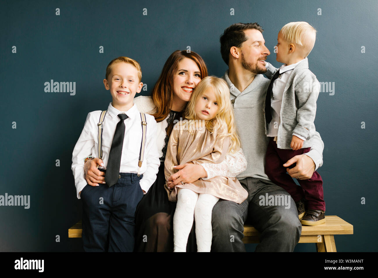 Familie sitzt auf der Bank Stockfoto