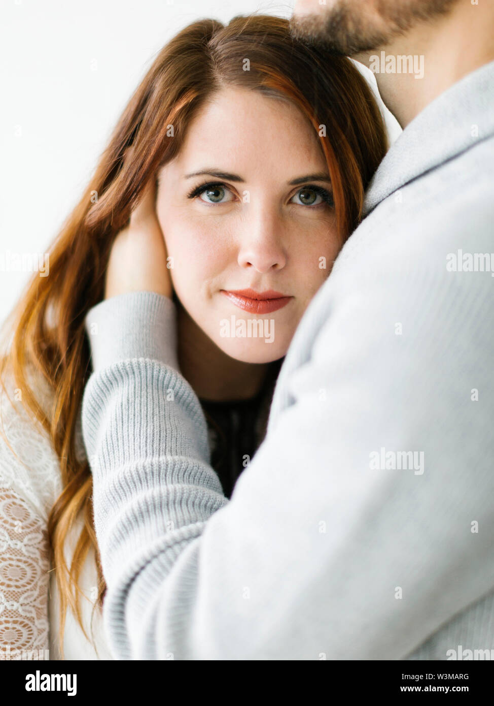 Mitte der erwachsenen Frau im Mann's Umarmung Stockfoto