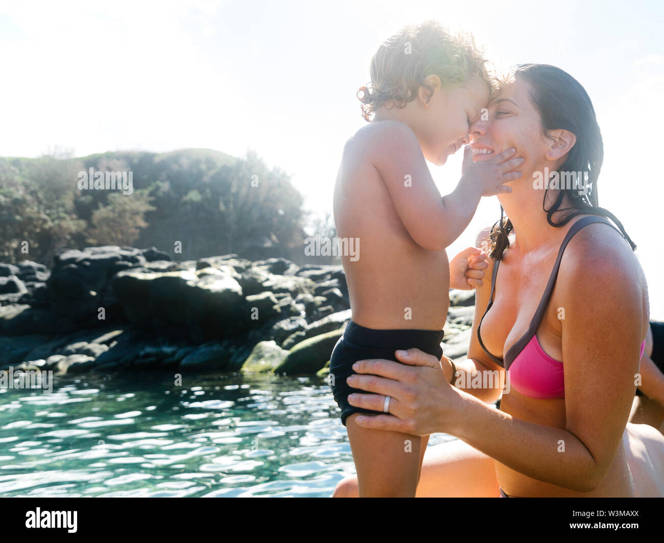 Frau mit ihrem Sohn durch die Tide pool Stockfoto