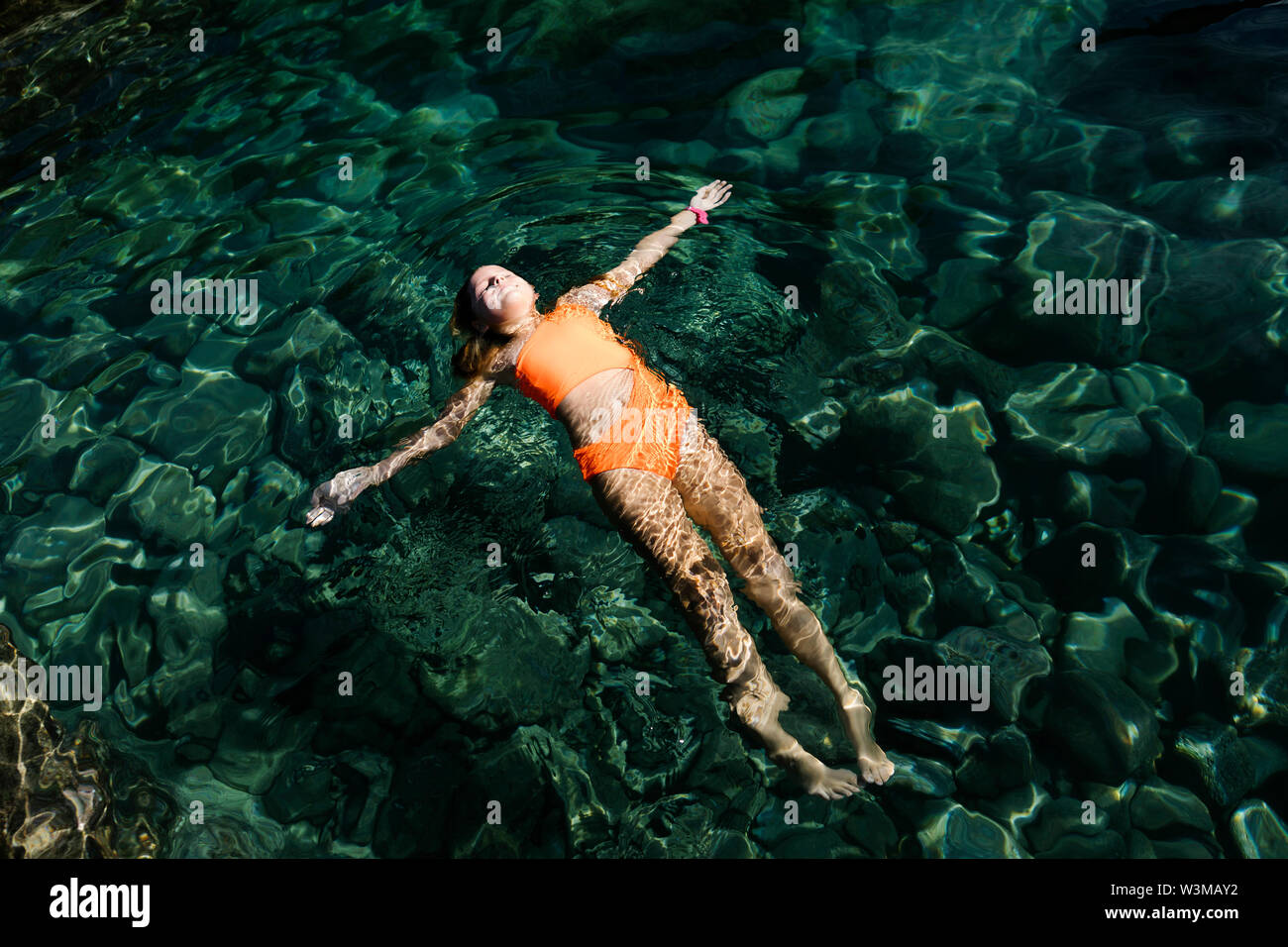 Mädchen, Schwimmen im Meer Stockfoto