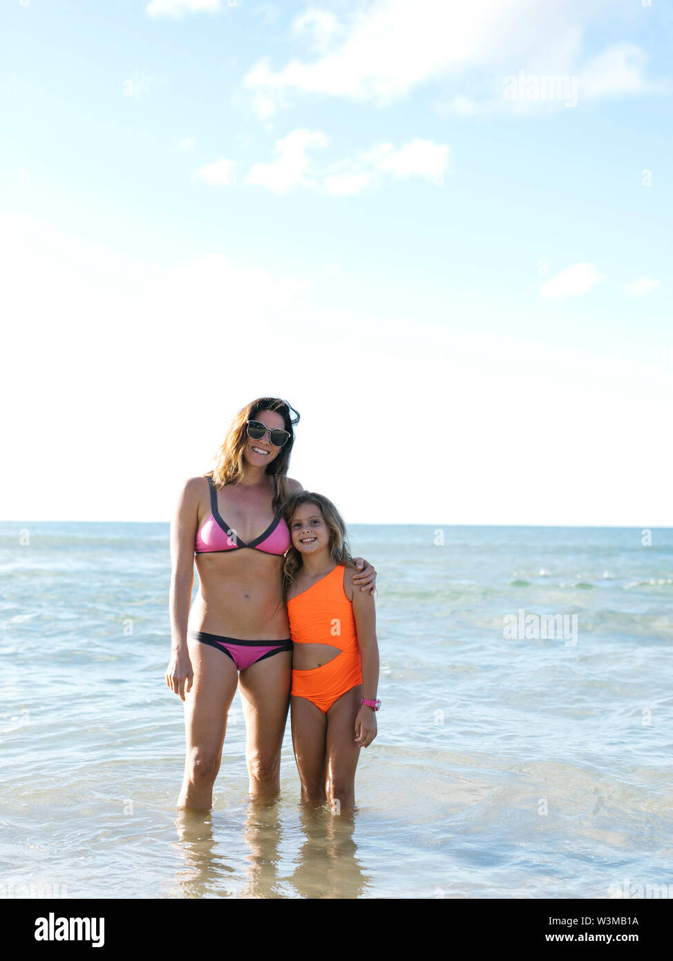 Frau mit ihrer Tochter am Strand Stockfoto