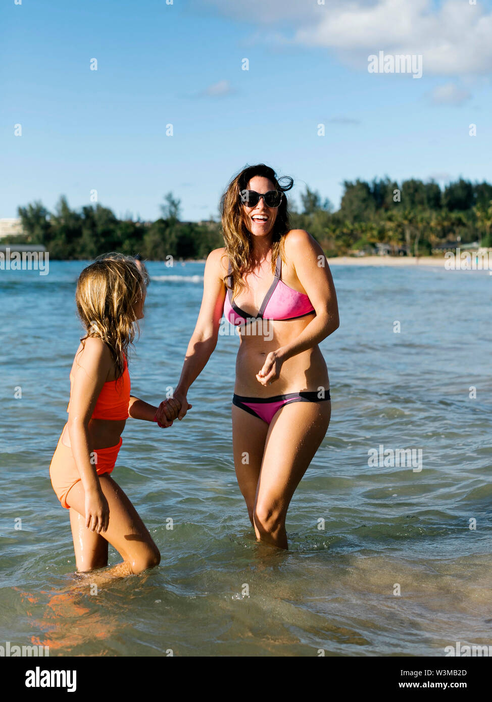Frau mit ihrer Tochter am Strand Stockfoto
