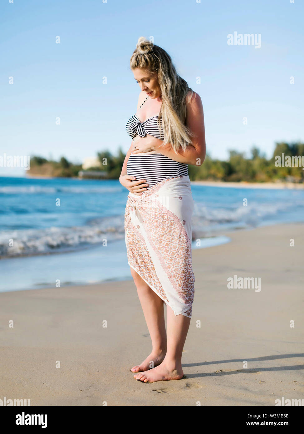 Schwangere Frau am Strand Stockfoto