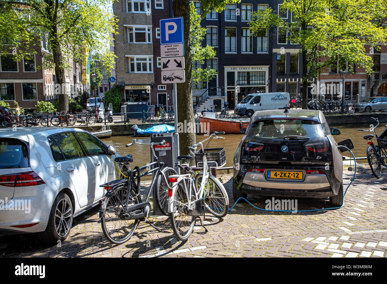 Amsterdam, Niederlande, Stadtzentrum, Altstadt, Herengracht, Parkplatz für Elektrofahrzeuge, Ladestation, Stockfoto