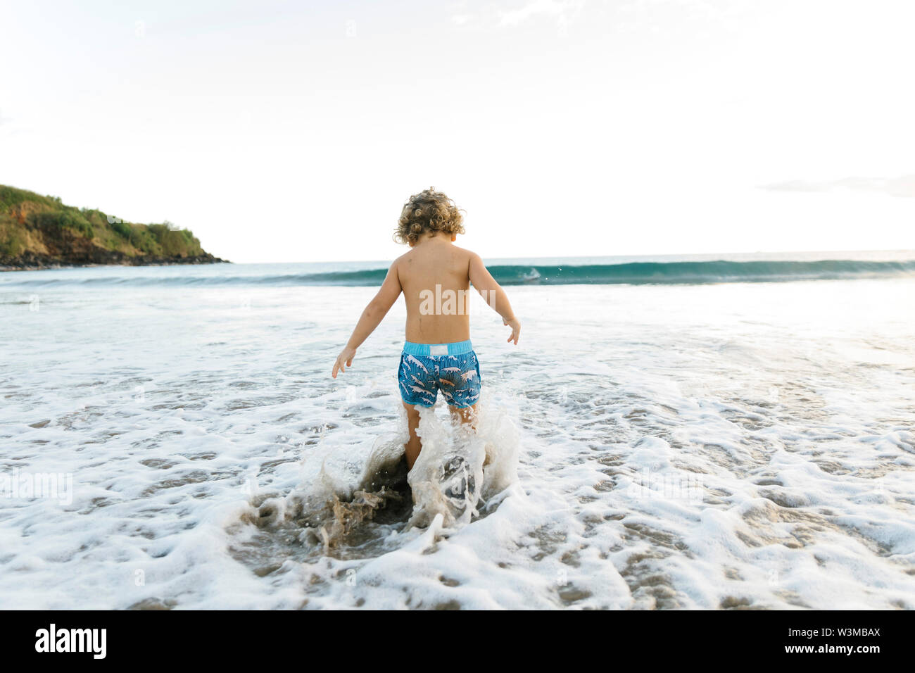 Junge, spielen am Strand Stockfoto