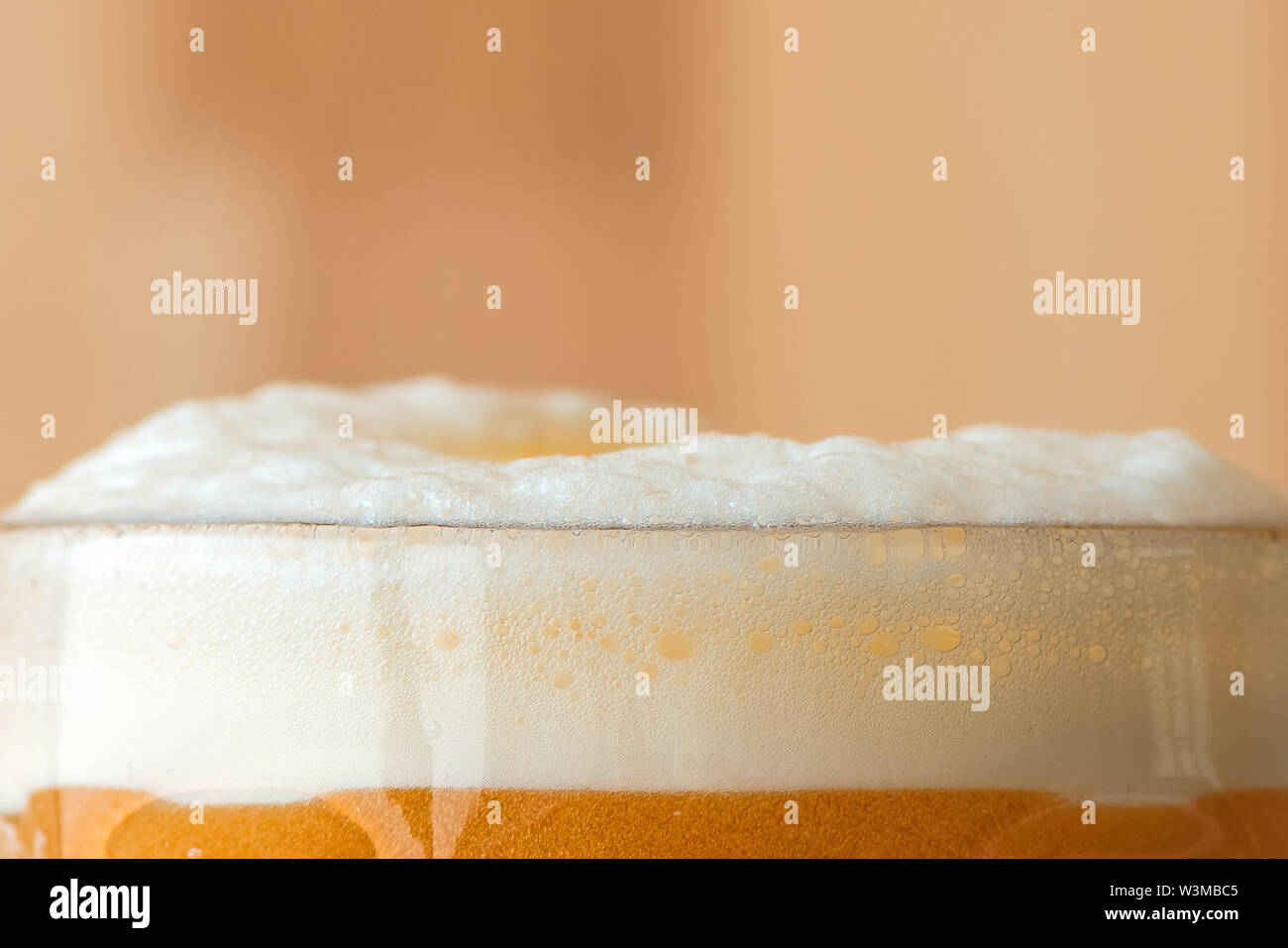 Bier Kopf oder Kragen, cremiger Schaum auf Trinken in traditionellen Glas Tasse serviert. Stockfoto