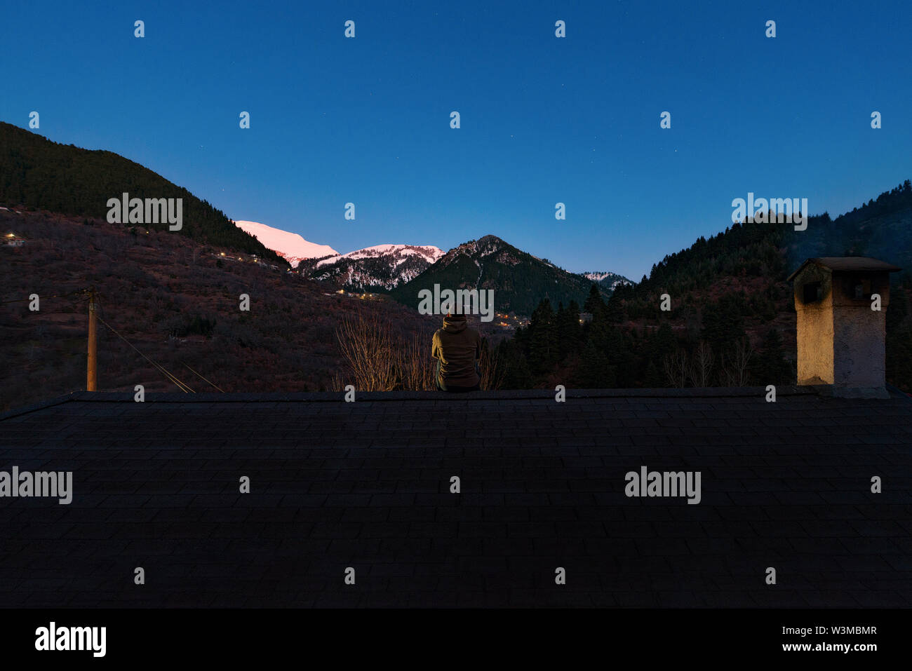 Mann allein Aufpassen der Nightfall Stockfoto