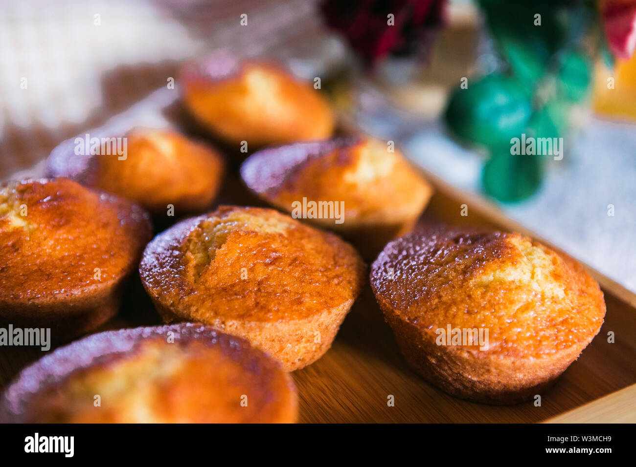 Cupcakes auf Holz Fach Stockfoto