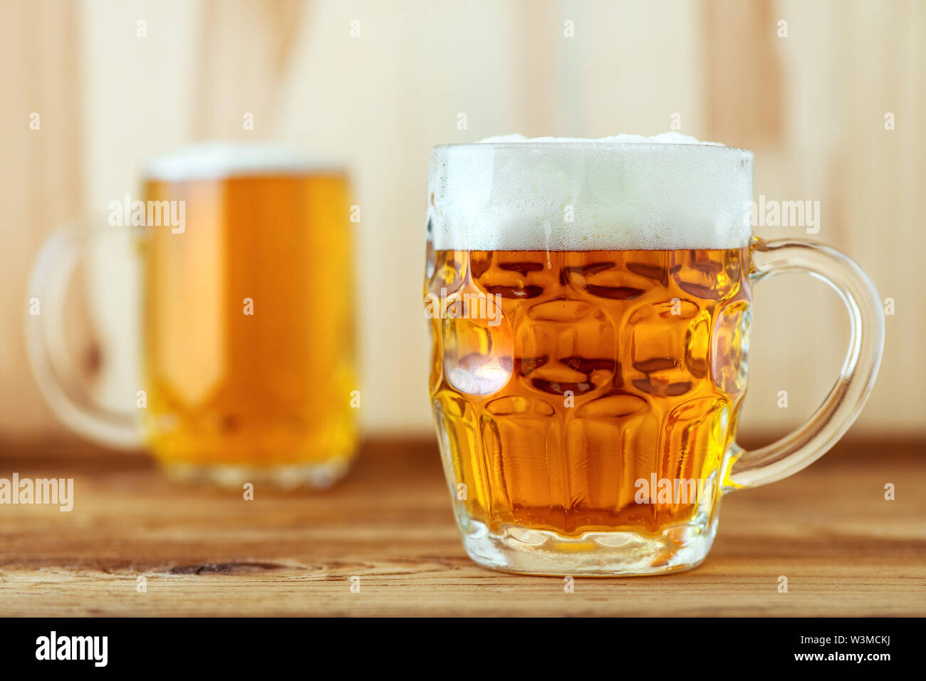 Zwei Krüge Bier am Tresen, selektiver Fokus Stockfoto