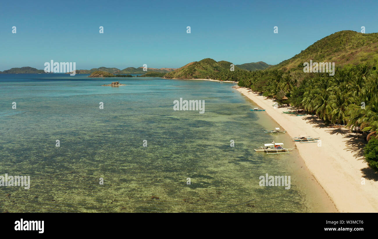 Antenne drone kleine Insel Gruppe in der Provinz Palawan. Busuanga, Philippinen. Marine, Inseln bedeckt mit Wald, Meer mit blauem Wasser. tropische Landschaft, Reise Konzept Stockfoto