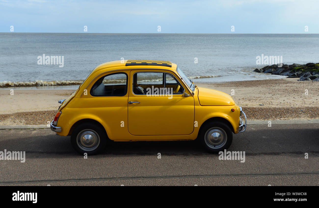Klassischen gelben Fiat 500 Automobil an der Strandpromenade geparkt. Stockfoto
