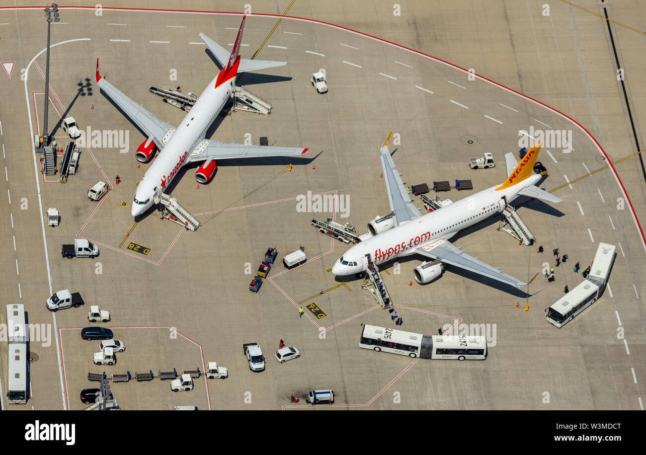 Luftbild der Flughafen Köln/Bonn "Konrad Adenauer" mit externen Abstand von zwei Flugzeugen der Fluggesellschaften Corendon Airlines und Pegasus A Stockfoto