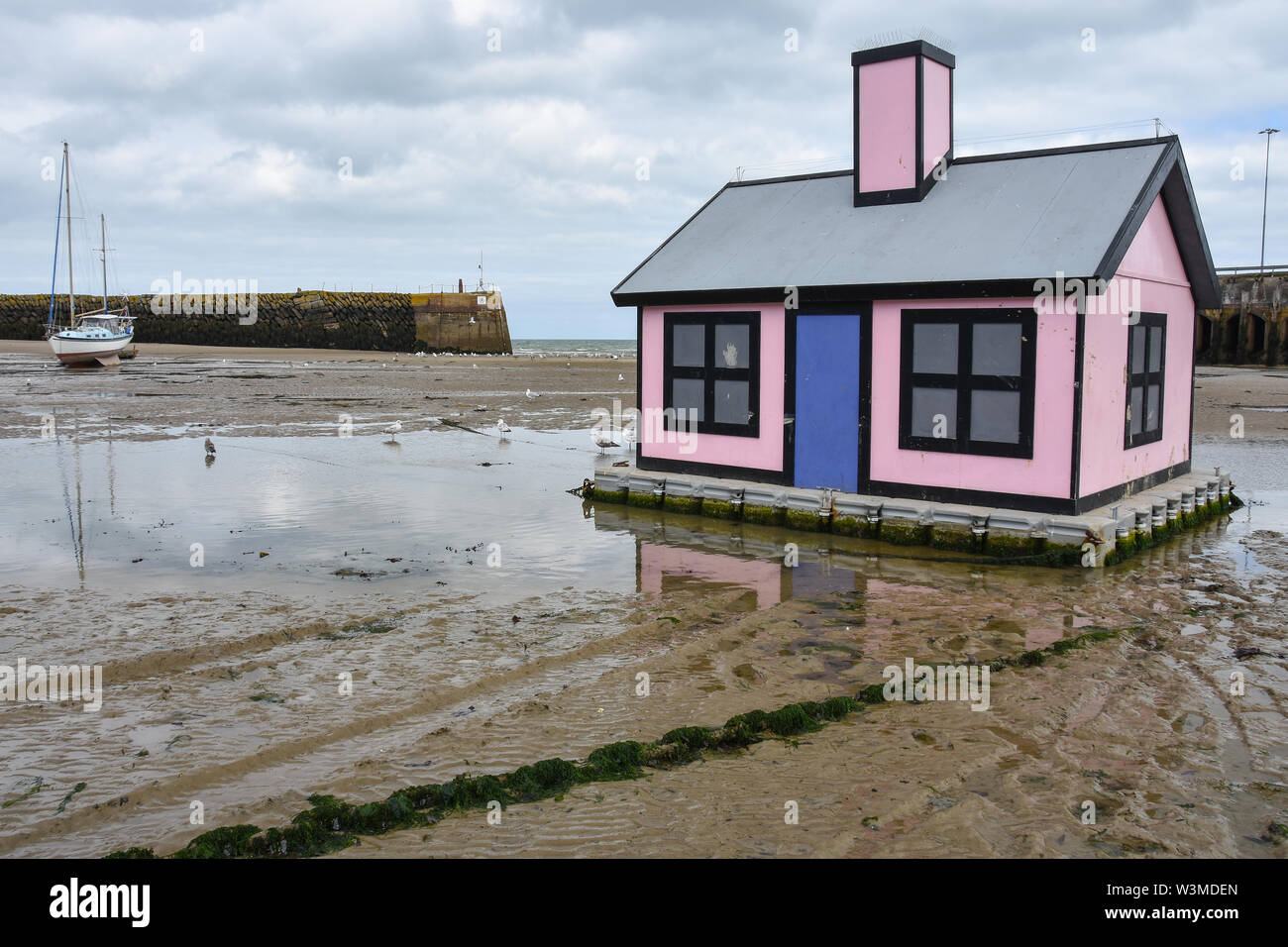 Artwork, Teil des Urlaubs Home Projekt, in den Hafen von Folkestone, Kent, Großbritannien im Juli 2019 Stockfoto