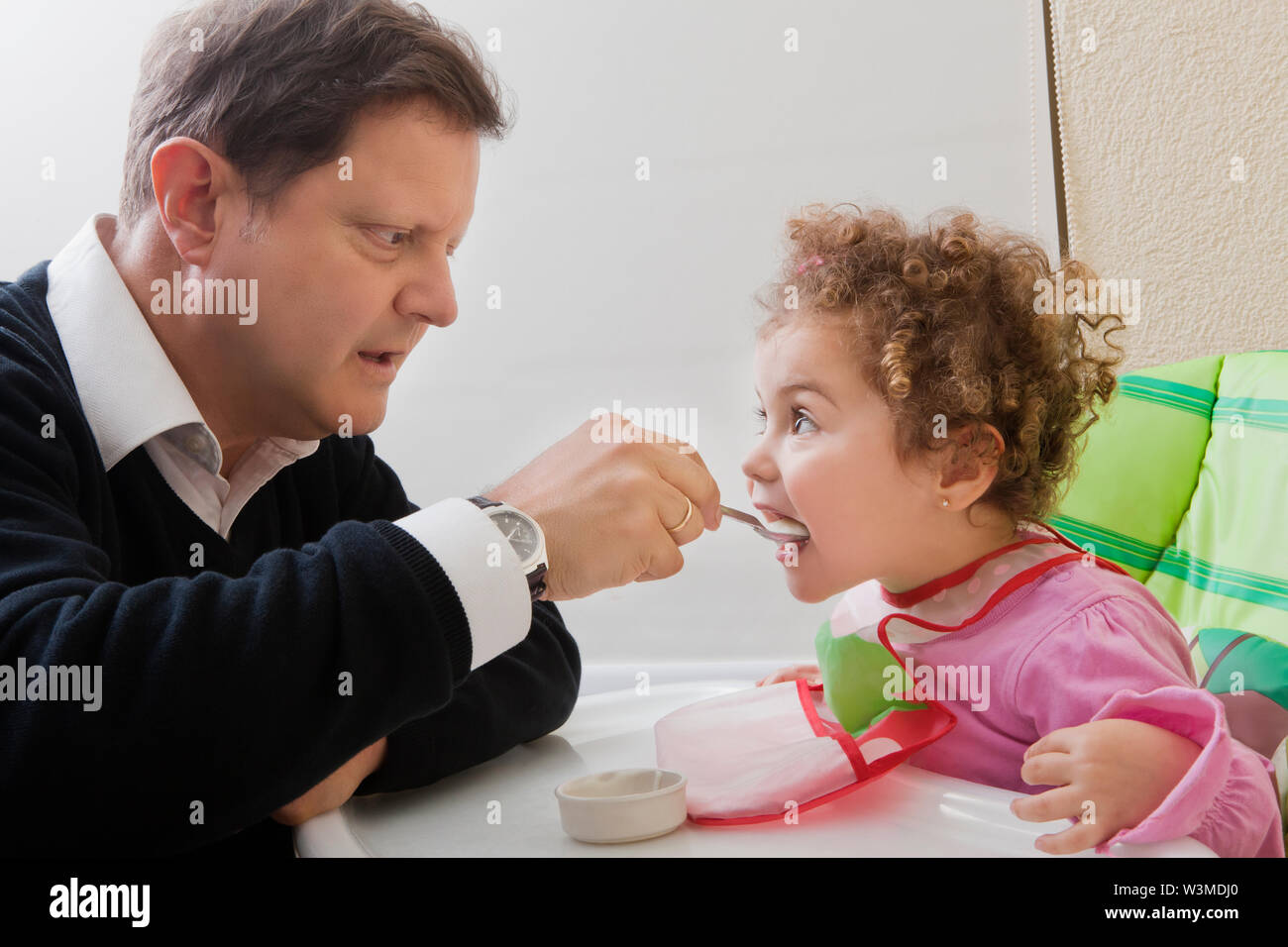 Vater seiner Tochter Fütterung Stockfoto