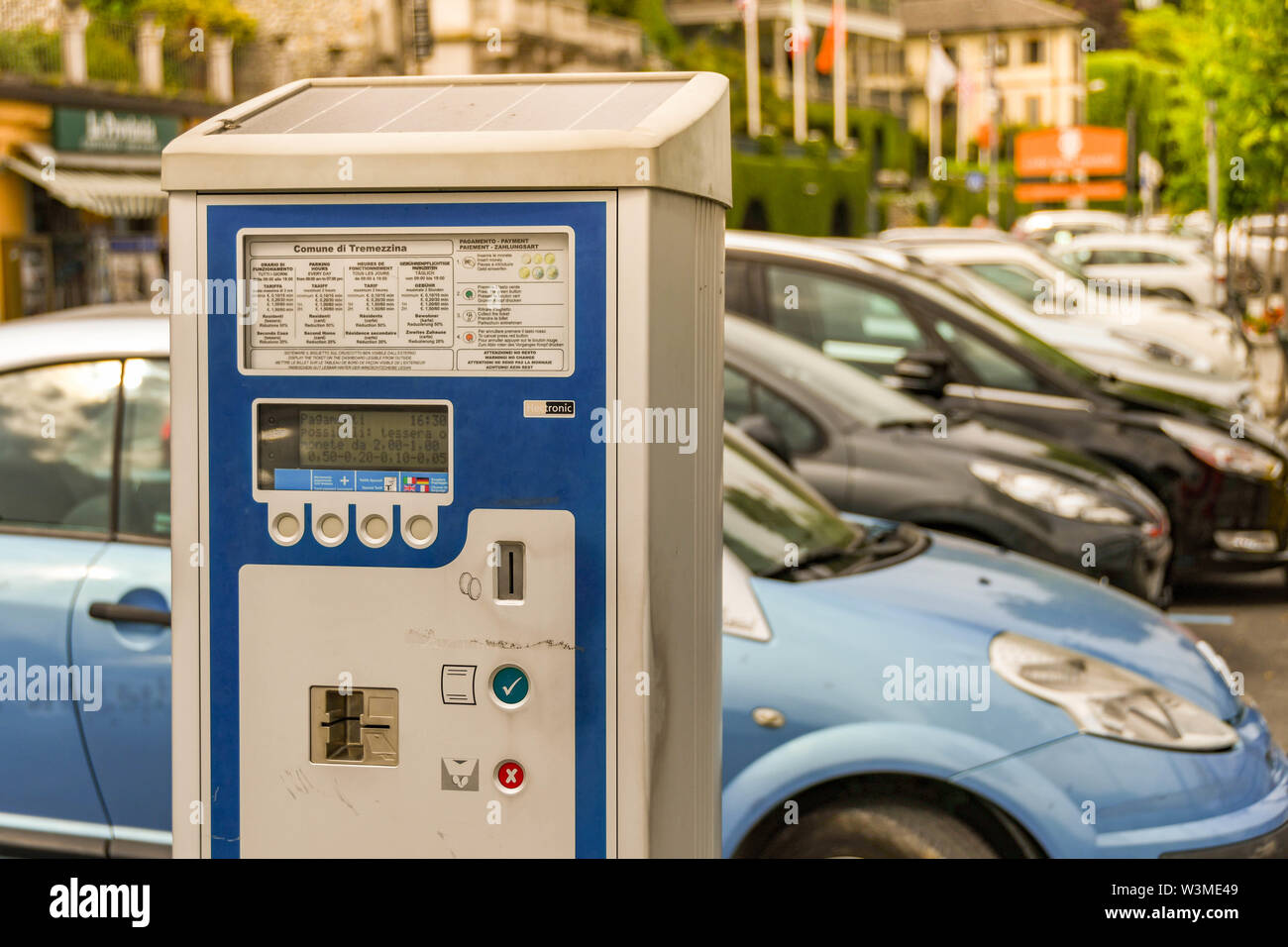 CADENABBIA am Comer See, Italien - JUNI 2019: Moderne Parkscheinautomaten am See in Cademabbia am Comer See. Stockfoto