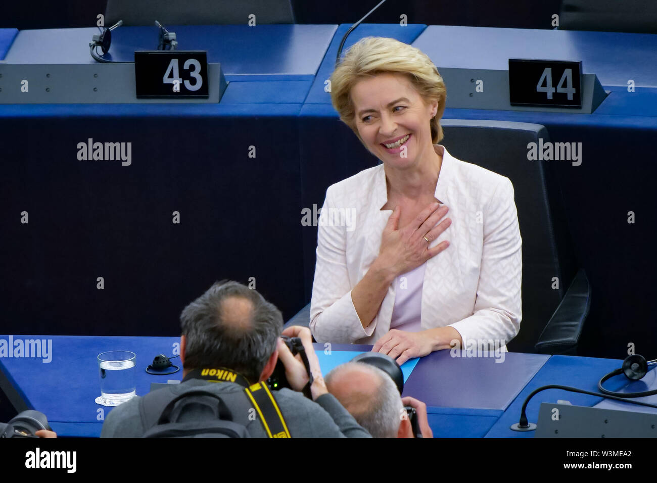 Straßburg, Frankreich. 16. Juli, 2019. Ursula von der Leyen (R) reagiert nach, der nächste Präsident der Europäischen Kommission am Sitz des Europäischen Parlaments in Straßburg, Frankreich, 16. Juli 2019 gewählt. In Deutschland Ursula von der Leyen war der nächste Präsident der Europäischen Kommission werden am Dienstag mit einer Mehrheit gewählt. Credit: Zhang Cheng/Xinhua/Alamy leben Nachrichten Stockfoto