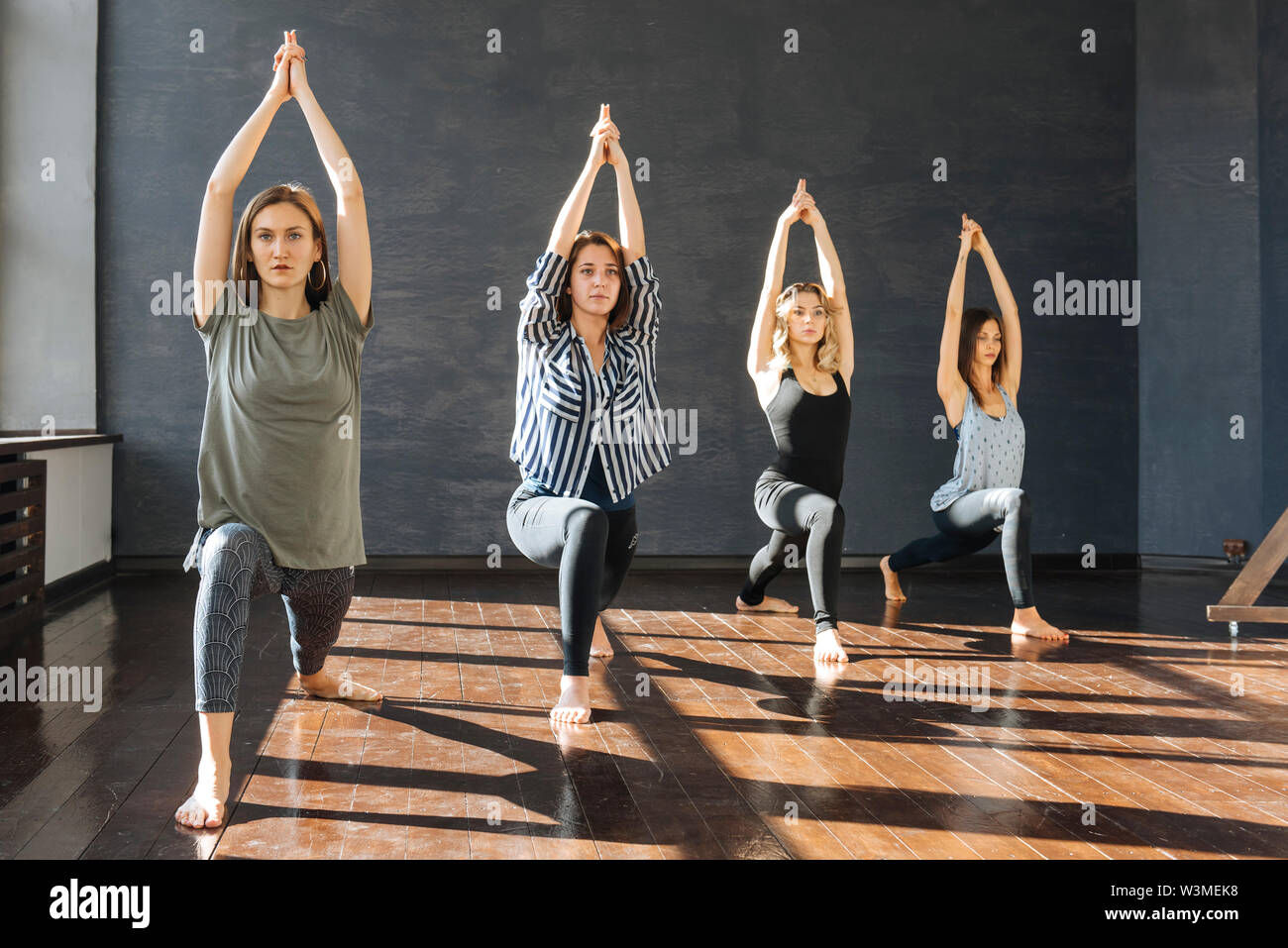 Frauen während der Yogastunde Stockfoto