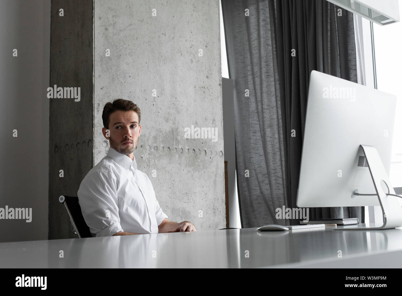 Geschäftsmann am Schreibtisch Stockfoto