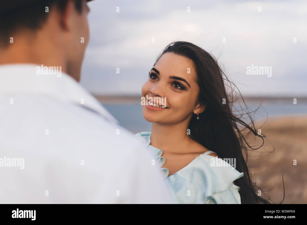 Lächelnde junge Frau von ihrem Partner suchen Stockfoto
