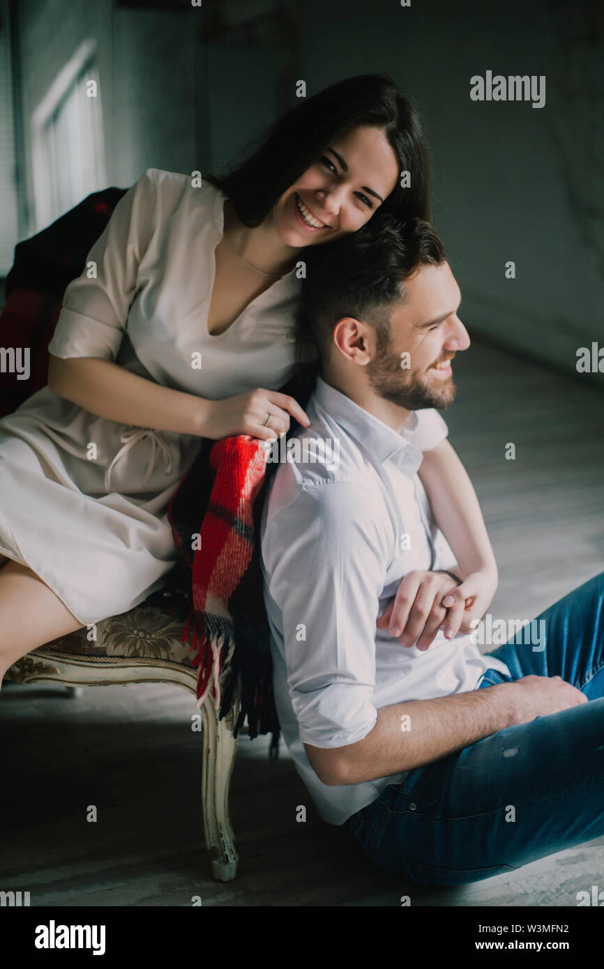 Lächelnden jungen Paar mit Sofa Stockfoto