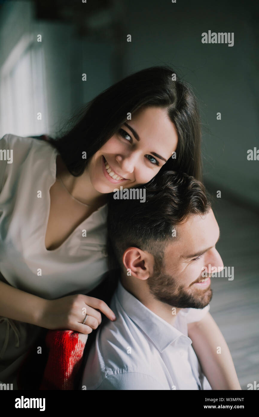 Lächelnde junge Paar Stockfoto