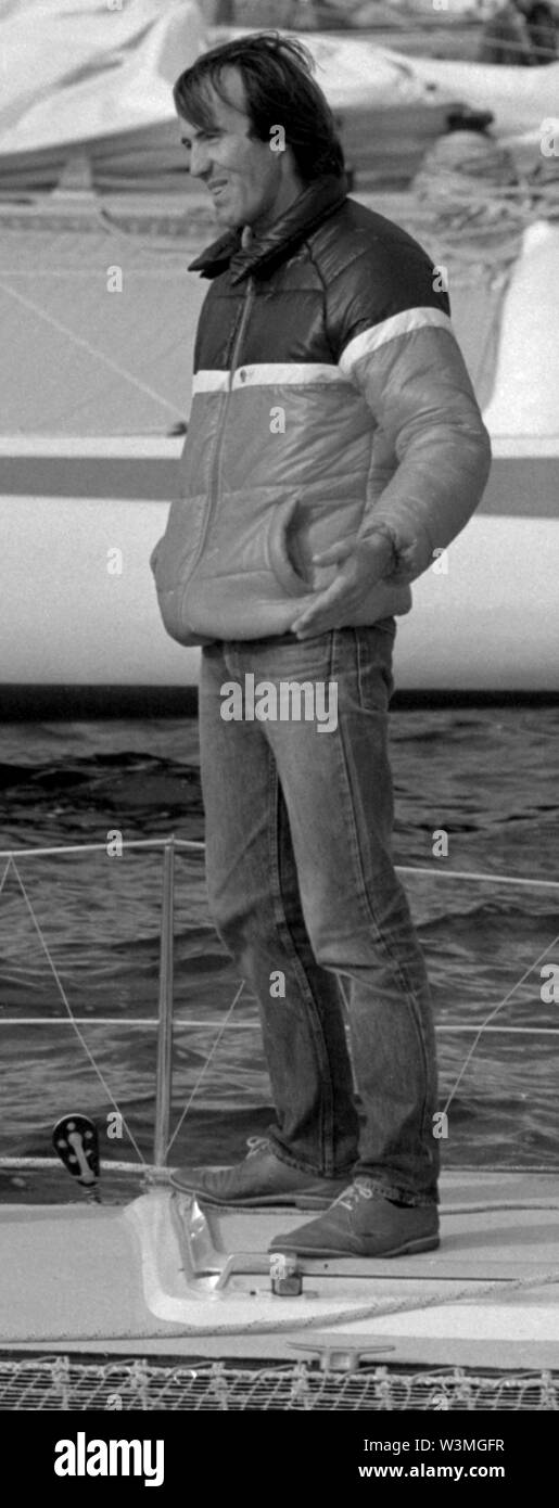 AJAXNETPHOTO. 1982. St. Malo, Frankreich. - Französischer Segler Marc Pajot, SKIPPER DER MEHRRUMPFBOOTE ELF QUITAINE IN DIE ROUTE DU RHUM RENNEN, DARGESTELLT VOR DEM START. PAJOT WURDE SPÄTER SKIPPER DES FRANZÖSISCHEN AMERICA'S CUP CHALLNGER FRENCH KISS 1986. Foto: Jonathan Eastland/AJAX REF: 821007 F5145 Stockfoto