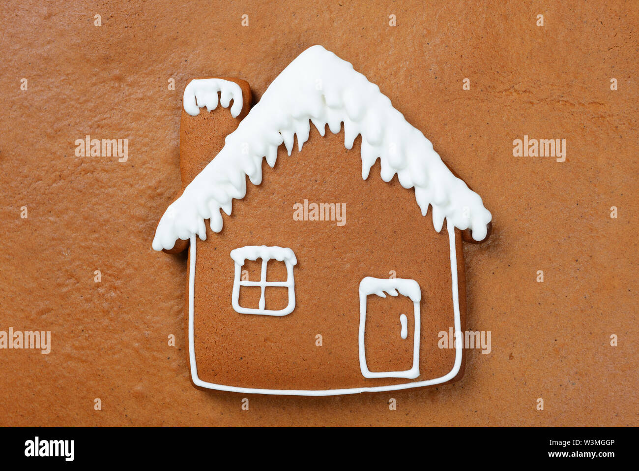 Die Handgefertigten essbar Lebkuchenhaus auf Lebkuchen Hintergrund Stockfoto