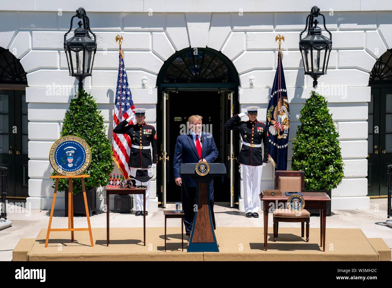 Us-Präsident Donald Trump liefert Erläuterungen während der Hergestellt in Amerika Product Showcase auf der South Lawn des Weißen Hauses Juli 15, 2019 in Washington, DC. Stockfoto