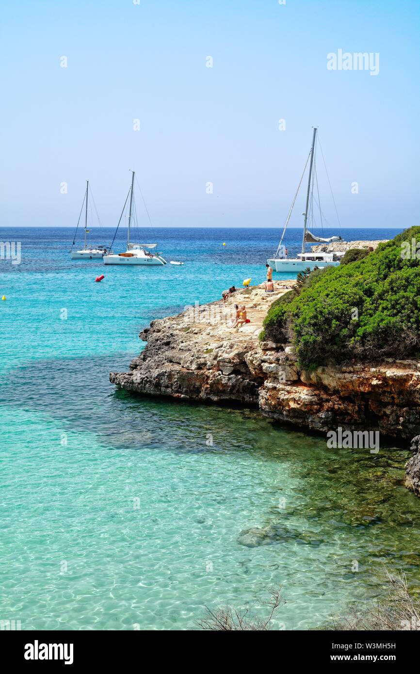 Die Bucht von Cala Santandria mit angelegten Yachten an einem Sommertag, Ciutadella Menorca Balearen Spanien Europa Stockfoto