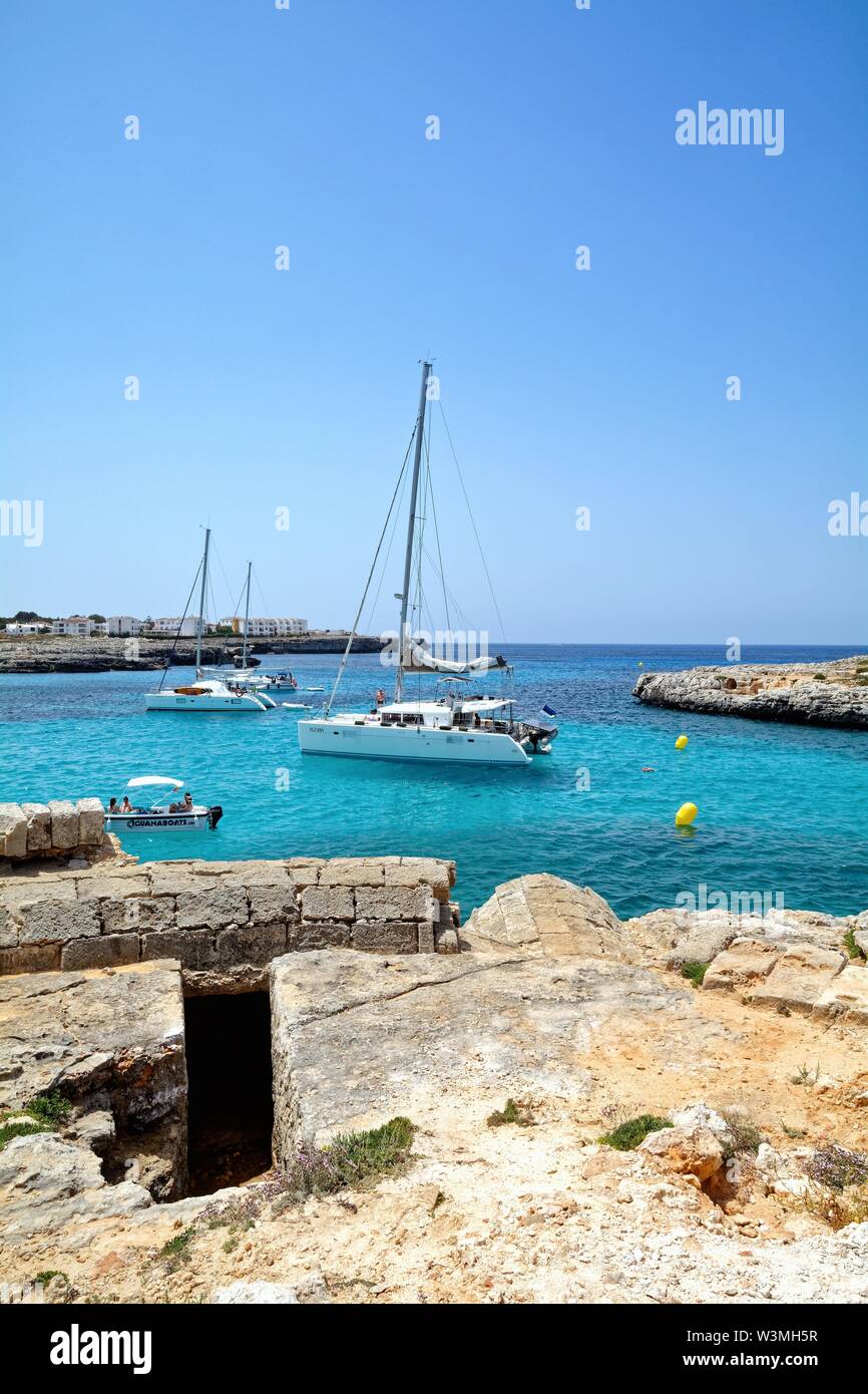 Die Bucht von Cala Santandria mit angelegten Yachten an einem Sommertag, Ciutadella Menorca Balearen Spanien Europa Stockfoto