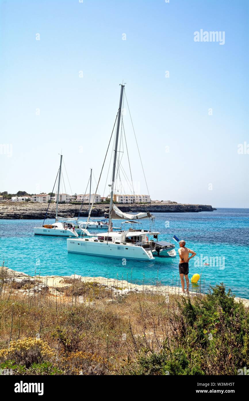 Die Bucht von Cala Santandria mit angelegten Yachten an einem Sommertag, Ciutadella Menorca Balearen Spanien Europa Stockfoto