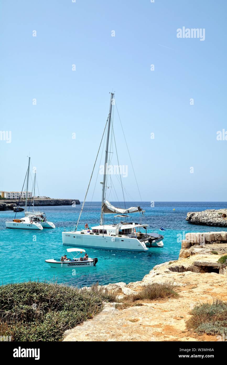 Die Bucht von Cala Santandria mit angelegten Yachten an einem Sommertag, Ciutadella Menorca Balearen Spanien Europa Stockfoto